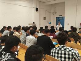 图4 汉鼎公司裴军伟副理解答应聘学生问