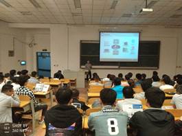 图2 汉鼎公司人力资源主管贺海棠进行招聘宣讲